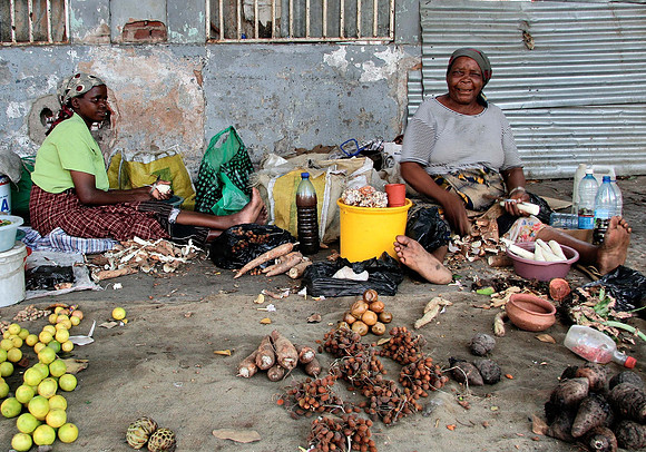Street vendors - Muputo, MZ