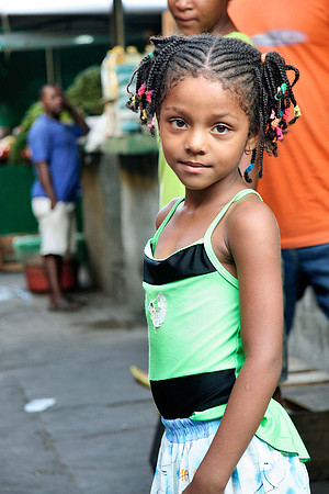 Girl in the market - Muputo, MZ